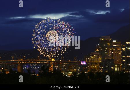 (150726) -- VANCOUVER, - il Team China mostra il suo spettacolo pirotecnico durante la 25a celebrazione della luce a English Bay a Vancouver, Canada, 25 luglio 2015. La 25a celebrazione annuale della luce ha preso il via sabato sera con il team China che ha illuminato i cieli di Vancouver che ha attirato circa 400 mila persone lungo la English Bay a Vancouver. Quest'anno il concorso fuochi d'artificio comprende la squadra Cina, Brasile e Canada. ) CANADA-VANCOUVER-FUOCHI D'ARTIFICIO Liangxsen PUBLICATIONxNOTxINxCHN 150726 Vancouver Team China espone il suo spettacolo pirotecnico durante la 25a celebrazione della luce ALLA English Bay di va Foto Stock