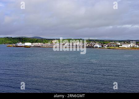La città di Stornoway sull'isola di Lewis nelle Ebridi esterne, vista dall'ancoraggio delle navi da crociera. Lews Castle è chiaramente visibile al centro. Foto Stock