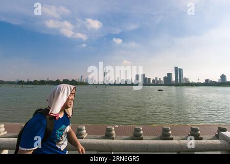 (150727) -- NANCHINO, 27 luglio 2015 -- Un uomo cammina su una strada con un asciugamano rinfrescante sulla testa durante un'ondata di calore a Nanchino, capitale della provincia di Jiangsu della Cina orientale, 27 luglio 2015. ) (mp) CHINA-HEAT (CN) SuxYang PUBLICATIONxNOTxINxCHN 150727 Nanjing luglio 27 2015 un uomo cammina SU una strada con un asciugamano rinfrescante SULLA testa durante un'onda di calore a Nanchino, capitale della provincia di Jiangsu della Cina orientale luglio 27 2015 MP China Heat CN SuxYang PUBLICATIONxNOTxINxCHN Foto Stock