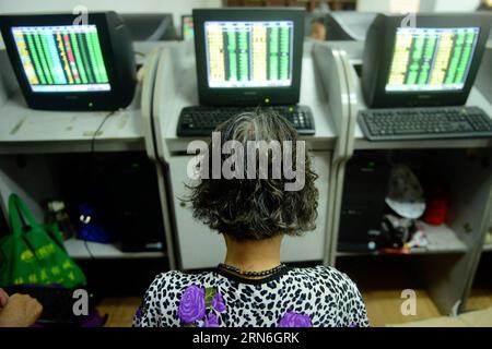 (150727) -- QINGDAO, 27 luglio 2015 -- Una donna presta attenzione alla quotazione in borsa in una lobby d'affari di una società di sicurezza a Qingdao, nella provincia dello Shandong della Cina orientale, 27 luglio 2015. Lo Shanghai Composite Index ha registrato un calo di oltre l'8% lunedì, il calo giornaliero più grande dal 2007. )(wjq) CHINA-SHANGHAI COMPOSITE INDEX-SLUMP (CN) YuxFangping PUBLICATIONxNOTxINxCHN 150727 Qingdao luglio 27 2015 una donna presta attenzione alla quotazione del mercato dei bastoni PRESSO una lobby aziendale di una società di sicurezza a Qingdao, nella provincia dello Shan Dong, nella Cina orientale, luglio 27 2015 l'indice composito di Shanghai ha registrato più di 8 percen Foto Stock