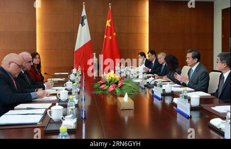 (150728) -- PECHINO, 28 luglio 2015 -- il ministro degli Esteri cinese Wang Yi (2nd R) tiene colloqui con il suo omologo maltese George Vella (2nd L), a Pechino, Cina, 27 luglio 2015. ) (zhs) CHINA-BEIJING-WANG YI-MALTA-FM-TALKS (CN) DingxHaitao PUBLICATIONxNOTxINxCHN Pechino luglio 28 2015 i ministri degli Esteri cinesi Wang Yi 2° r tengono colloqui con la sua parte maltese George Vella 2° l a Pechino Cina luglio 27 2015 zhs Cina Pechino Wang Yi Malta FM Talks CN DingxHaitao PUBLICATIONXNOTxINCHN Foto Stock