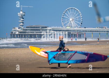 Il molo e la ruota panoramica presso lo stand di Scheveningen, forte gonfiore, windsurf, Paesi Bassi Foto Stock