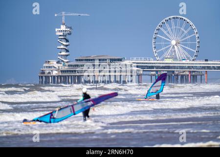 Il molo e la ruota panoramica presso lo stand di Scheveningen, forte gonfiore, windsurf, Paesi Bassi Foto Stock