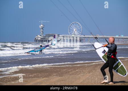 Il molo e la ruota panoramica presso lo stand di Scheveningen, forte gonfiore, windsurf, Paesi Bassi Foto Stock