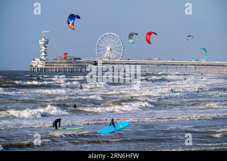 Il molo e la ruota panoramica presso lo stand di Scheveningen, forte gonfiore, windsurf, Paesi Bassi Foto Stock