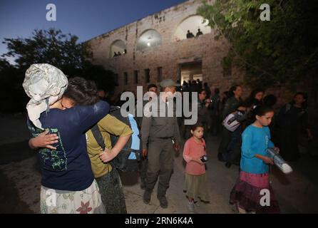 (150730) - GERUSALEMME, 30 luglio 2015 -- i coloni ebrei si abbracciano a vicenda durante l'evacuazione dei coloni da parte delle forze di sicurezza israeliane nell'insediamento di sa-Nur nella Cisgiordania settentrionale, il 30 luglio 2015. Giovedì le forze di sicurezza israeliane hanno evacuato circa 200 coloni dal sito dell'ex insediamento illegale di sa-Nur nella Cisgiordania settentrionale, ha affermato un portavoce militare in una dichiarazione. Da quando sa-Nur è stata evacuata come parte del piano di disimpegno del 2005 da Gaza, gli ex residenti di sa-Nur hanno fatto diversi tentativi per ricostruire il loro insediamento. /Miri Tzachi) ISRAELE FUORI MIDEAST- Foto Stock