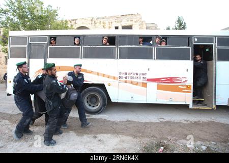 (150730) - GERUSALEMME, 30 luglio 2015 - le forze di sicurezza israeliane evacuano un colono ebreo nell'insediamento di sa-Nur nella Cisgiordania settentrionale, il 30 luglio 2015. Giovedì le forze di sicurezza israeliane hanno evacuato circa 200 coloni dal sito dell'ex insediamento illegale di sa-Nur nella Cisgiordania settentrionale, ha affermato un portavoce militare in una dichiarazione. Da quando sa-Nur è stata evacuata come parte del piano di disimpegno del 2005 da Gaza, gli ex residenti di sa-Nur hanno fatto diversi tentativi per ricostruire il loro insediamento. /MIRI TZACHI) ISRAELE FUORI MIDEAST-CISGIORDANIA-INSEDIAMENTO ILLEGALE-EVACUAZIONE JINI Foto Stock