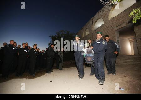 (150730) - GERUSALEMME, 30 luglio 2015 - le forze di sicurezza israeliane evacuano un colono ebreo nell'insediamento di sa-Nur nella Cisgiordania settentrionale, il 30 luglio 2015. Giovedì le forze di sicurezza israeliane hanno evacuato circa 200 coloni dal sito dell'ex insediamento illegale di sa-Nur nella Cisgiordania settentrionale, ha affermato un portavoce militare in una dichiarazione. Da quando sa-Nur è stata evacuata come parte del piano di disimpegno del 2005 da Gaza, gli ex residenti di sa-Nur hanno fatto diversi tentativi per ricostruire il loro insediamento. /MIRI TZACHI) ISRAELE FUORI MIDEAST-CISGIORDANIA-INSEDIAMENTO ILLEGALE-EVACUAZIONE JINI Foto Stock