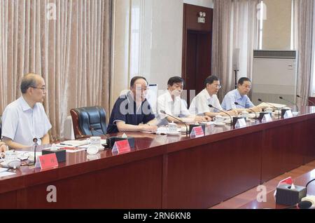 (150731) -- PECHINO, 31 luglio 2015 -- Wang Qishan (2nd L), membro del comitato permanente dell'Ufficio politico del Comitato centrale del Partito Comunista Cinese (PCC) e segretario della Commissione centrale per l'ispezione disciplinare (CCDI), presiede un simposio per la raccolta di suggerimenti sulla revisione del codice etico e dell'ordinanza punitiva del PCC da parte di esperti e studiosi a Pechino, capitale della Cina, il 31 luglio 2015. )(wjq) CHINA-BEIJING-WANG QISHAN-SYMPOSIUM (CN) XiexHuanchi PUBLICATIONxNOTxINxCHN 150731 Pechino luglio 31 2015 Wang Qishan 2nd l membro della Thing Co Foto Stock