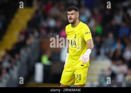 LONDRA, Regno Unito - 29 agosto 2023: Fraser Forster del Tottenham Hotspur guarda al secondo turno della EFL Cup tra Fulham FC e Tottenham Hotspu Foto Stock