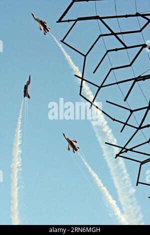 (150801) -- SINGAPORE, 1 agosto 2015 -- i Black Knights of the Republic of Singapore Air Force (RSAF) eseguono un flypast aereo durante la Golden Jubilee National Day Parade (NDP) Preview il 1 agosto 2015. Singapore ha tenuto un Golden Jubilee NDP Preview come parte della celebrazione del suo 50 ° anniversario di indipendenza sabato. ) SINGAPORE-GIORNATA NAZIONALE PARATA-PROVA ThenxChihxWey PUBLICATIONxNOTxINxCHN 150801 Singapore 1 agosto 2015 i Cavalieri Neri della Repubblica di Singapore Air Force RSAF eseguono il flypast aereo durante la Golden Jubilee National Day Parade NDP Anteprima IL 1 agosto 2015 Singapo Foto Stock