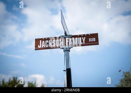 8 ottobre 2018 : segno della famiglia Jackson Blvd vicino alla casa di Michael Jackson. La famosa star era qui con le sue siter e i suoi fratelli quando Foto Stock