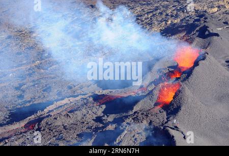 (150802) -- SAINT-DENIS, - foto scattata il 1 agosto 2015 mostra il vulcano Fornace eruttato nell'isola francese d'oltremare la Reunion. Il vulcano è attualmente uno dei vulcani più attivi al mondo. IL VULCANO REUNION ISLAND-SAINT-DENIS-FORNACE-ERUZIONE ZhangxChuanshi PUBLICATIONxNOTxINxCHN 150802 Saint Denis foto scattata IL 1 agosto 2015 mostra il vulcano Fornace eruttato in Islanda francese d'oltremare la Reunion il vulcano È attualmente uno dei vulcani più attivi al mondo la Reunion Iceland Saint Denis Furnace Volcano eruption PUBLICAxTXINTIXTXTXCHN Foto Stock