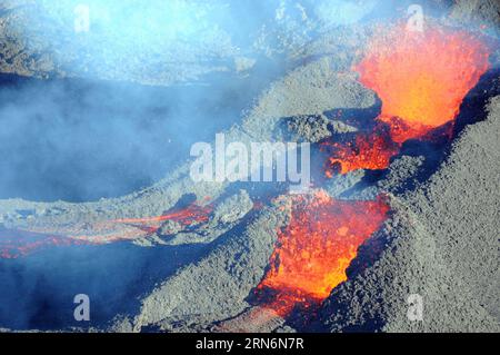 (150802) -- SAINT-DENIS, - foto scattata il 1 agosto 2015 mostra il vulcano Fornace eruttato nell'isola francese d'oltremare la Reunion. Il vulcano è attualmente uno dei vulcani più attivi al mondo. IL VULCANO REUNION ISLAND-SAINT-DENIS-FORNACE-ERUZIONE ZhangxChuanshi PUBLICATIONxNOTxINxCHN 150802 Saint Denis foto scattata IL 1 agosto 2015 mostra il vulcano Fornace eruttato in Islanda francese d'oltremare la Reunion il vulcano È attualmente uno dei vulcani più attivi al mondo la Reunion Iceland Saint Denis Furnace Volcano eruption PUBLICAxTXINTIXTXTXCHN Foto Stock