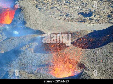 (150802) -- SAINT-DENIS, - foto scattata il 1 agosto 2015 mostra il vulcano Fornace eruttato nell'isola francese d'oltremare la Reunion. Il vulcano è attualmente uno dei vulcani più attivi al mondo. IL VULCANO REUNION ISLAND-SAINT-DENIS-FORNACE-ERUZIONE ZhangxChuanshi PUBLICATIONxNOTxINxCHN 150802 Saint Denis foto scattata IL 1 agosto 2015 mostra il vulcano Fornace eruttato in Islanda francese d'oltremare la Reunion il vulcano È attualmente uno dei vulcani più attivi al mondo la Reunion Iceland Saint Denis Furnace Volcano eruption PUBLICAxTXINTIXTXTXCHN Foto Stock