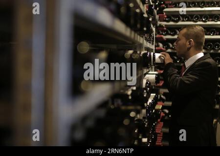 (150803) -- GIRONA, - Un sommelier prende una bottiglia di vino in cantina a El Celler de CAN Roca a Girona, Spagna, 2 luglio 2015. Il ristorante El Celler de CAN Roca, recentemente incoronato come il migliore del mondo, basa il suo successo sulla combinazione delle tradizioni culinarie dei popoli mediterranei e della continua innovazione e creatività. I fratelli Roca fondarono questo ristorante nel 1986 a Girona, in Catalogna, nel nord-est della Spagna. Questo ristorante è stato scelto all'inizio di giugno come il migliore del mondo dalla prestigiosa rivista britannica Restaurant . ) SPAIN-GIRONA-RESTAURANT-EL CELLER DE CAN ROCA PAUXBARRENA PUBLICATIONXNO Foto Stock