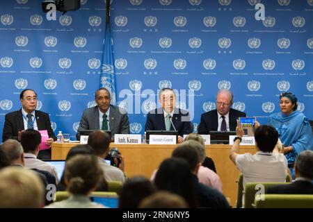 (150803) -- NEW YORK, 3 agosto 2015 -- il segretario generale delle Nazioni Unite Ban Ki-Moon (C) si rivolge a una conferenza stampa sul documento finale dell'agenda di sviluppo post-2015 presso la sede delle Nazioni Unite a New York, 3 agosto 2015. Lunedì il Segretario generale delle Nazioni Unite Ban Ki- Moon ha salutato un'agenda di sviluppo sostenibile coraggiosa, ambiziosa e trasformativa per i prossimi 15 anni, messa a punto tra tutti i 193 membri delle Nazioni Unite e la società civile per sostituire gli obiettivi di sviluppo del Millennio (OSM), vecchi di 15 anni. ) Un-NEW YORK-CONFERENZA STAMPA-BAN KI-MOON LixMuzi PUBLICATIONxNOTxINxCHN 150803 New York 3 agosto 2015 U Foto Stock