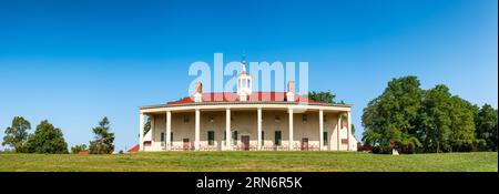 MONTE VERNON, Alessandria, va: Un panorama ad alta risoluzione sul versante del monte Vernon affacciato sul fiume. La dimora storica di George Washington, il primo presidente degli Stati Uniti, si trova ad Alexandria. Questa iconica tenuta mostra la vita e l'eredità di Washington e rimane un simbolo duraturo della leadership e del patrimonio americano. Foto Stock