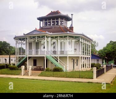 1980S UNA DELLE 2 DOULLUT STEAMBOAT HOUSE IN EGANIA STREET NEL 1905 DAI CAPITANI DI RIVERBOAT MARY E MARTIN A NEW ORLEANS LA USA - KR40599 GRD001 HARS RIVERBOAT CHIMNEY DEEP SOUTH LA MISSISSIPPI RIVER NEW ORLEANS OLD FASHIONED STEAMBOAT Foto Stock