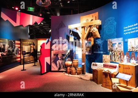Boston Tea Party Exhibit Mount Vernon Virginia // MOUNT VERNON, Virginia — Una mostra museale a Mount Vernon raffigura il Boston Tea Party, la protesta del 1773 contro la tassazione britannica. La tenuta storica è stata la casa di George Washington, il primo presidente degli Stati Uniti, dal 1754 fino alla sua morte nel 1799. Situata ad Alexandria, Virginia, Mount Vernon è stata conservata come monumento nazionale e museo, consentendo ai visitatori di esplorare i quartieri personali di Washington, la fattoria di lavoro e mostre educative sulla storia americana. Il palazzo di 21 camere e la tenuta circostante di 500 acri Foto Stock