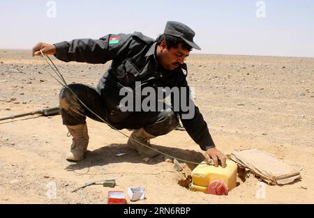 (150805) -- KANDAHAR, 5 agosto 2015 -- un ufficiale di polizia afghano scava attentamente il terreno mentre cerca mine nella provincia di Kandahar, nell'Afghanistan meridionale, 5 agosto 2015. Circa 1.592 civili afghani sono stati uccisi a causa di conflitti armati e di guerra nella prima metà di quest'anno, una missione delle Nazioni Unite qui ha detto nel suo rapporto di metà anno pubblicato mercoledì. ) AFGHANISTAN-KANDAHAR-POLICE-MINE Sanaullah PUBLICATIONxNOTxINxCHN 150805 Kandahar 5 agosto 2015 a un ufficiale di polizia afghano scava attentamente il terreno mentre cerca le miniere nella provincia di Kandahar nell'Afghanistan meridionale 5 agosto 2015 circa 1 592 afghani Foto Stock