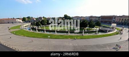 (150805) -- PADOVA, 5 agosto 2015 -- foto scattata il 28 luglio mostra il panorama di Piazza della Valle del prato a Padova, Italia. Padova, città del Veneto, Italia settentrionale, a soli 30 chilometri da Venezia, è una città moderna e rinascimentale. Padova è considerata una grande città d'acqua, lungo il percorso storico dell'antico canale fluviale veneziano del XVIII secolo. La gente può ancora viaggiare da Padova a Venezia in barca, e godersi l'aspetto monumentale di Padova e le Ville del fiume Brenta. La città è famosa anche per i suoi affreschi, che possono essere datati dal XII al XIV secolo.) ITALIA-PADU Foto Stock