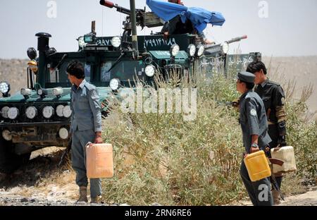 (150805) -- KANDAHAR, 5 agosto 2015 -- gli agenti di polizia afghani trasportano ordigni esplosivi smaltiti e mine nella provincia di Kandahar, nell'Afghanistan meridionale, 5 agosto 2015. Circa 1.592 civili afghani sono stati uccisi a causa di conflitti armati e di guerra nella prima metà di quest'anno, una missione delle Nazioni Unite qui ha detto nel suo rapporto di metà anno pubblicato mercoledì. ) AFGHANISTAN-KANDAHAR-POLICE-MINE Sanaullah PUBLICATIONxNOTxINxCHN 150805 Kandahar 5 agosto 2015 gli agenti di polizia afghani trasportano ordigni esplosivi smaltiti e mine nella provincia di Kandahar nell'Afghanistan meridionale 5 agosto 2015 sono stati UCCISI circa 1 592 civili afghani Foto Stock