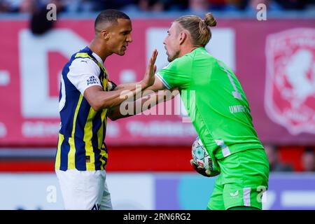 ENSCHEDE, PAESI BASSI - AGOSTO 31: Rodrigo Becao (Fenerbahce) e Lars Unnerstall (FC Twente) durante la UEFA Europa Conference League: Play Off Round Foto Stock