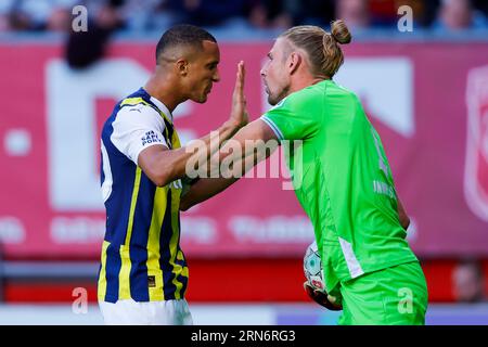 ENSCHEDE, PAESI BASSI - AGOSTO 31: Rodrigo Becao (Fenerbahce) e Lars Unnerstall (FC Twente) durante la UEFA Europa Conference League: Play Off Round Foto Stock