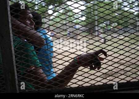 (150806) -- METETI, - un immigrato clandestino è visto in un rifugio nella città di Meteti, nella provincia di Darien, Panama, il 5 agosto 2015. Finora, nel 2015, 11.418 immigrati sono entrati a Panama attraversando illegalmente la giungla di Darien, rispetto ai 8.380 della stessa data del 2014. Gli immigrati provenienti principalmente dal nepal, dal Senegal, dalla Somalia e da Cuba cercano di essere accettati come rifugiati in qualsiasi paese d'America, secondo le informazioni del servizio Nazionale frontiere (SENAFRONT, per il suo acronimo in spagnolo) di Panama. (fnc) PANAMA-METI-SOCIETÀ-MIGRAZIONE MauricioxValenzuela PUBLICATIONxNOTxINxCHN 15 Foto Stock