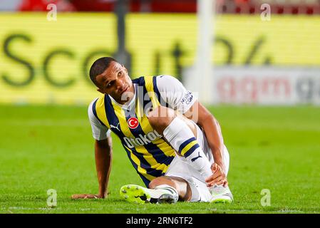 ENSCHEDE, PAESI BASSI - AGOSTO 31: Rodrigo Becao (Fenerbahce) infortunato durante la UEFA Europa Conference League: Gioca la partita della seconda gamba del FC Foto Stock