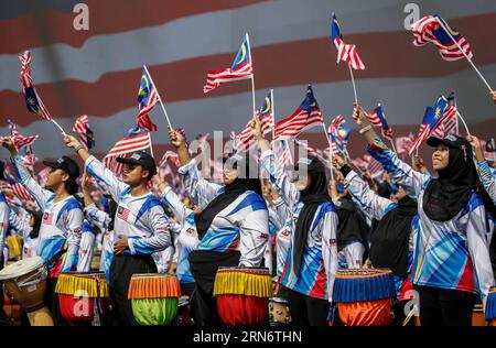 Kuala Lumpur, Malesia. 31 agosto 2023. Gli studenti malesi sventolano le bandiere della Malesia durante la sfilata delle celebrazioni della 66a giornata Nazionale a Putrajaya. Hari Merdeka (giorno dell'indipendenza) è una giornata nazionale della Malesia per commemorare l'indipendenza della Federazione della Malesia dal dominio coloniale britannico. (Foto di Wong Fok Loy/SOPA Images/Sipa USA) credito: SIPA USA/Alamy Live News Foto Stock