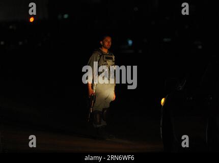 (150808) -- KABUL 8 agosto 2015 -- un soldato dell'esercito afghano è in guardia a seguito di un attacco dei talebani a un complesso straniero a Kabul, Afghanistan, l'8 agosto 2015. Le vittime erano temuti come un'esplosione e il conseguente fuoco d'arma da fuoco scioccato nei pressi dell'aeroporto nella capitale afghana di Kabul venerdì sera, secondo attentato di questa sera, hanno detto fonti e polizia. ) AFGHANISTAN-KABUL-ATTACK AhmadxMassoud PUBLICATIONxNOTxINxCHN 150808 Kabul 8 agosto 2015 al soldato dell'esercito afghano Stars Guard in seguito all'attacco dei talebani A un composto straniero a Kabul in Afghanistan L'8 agosto 2015 le vittime erano temute per l'esplosione e Foto Stock