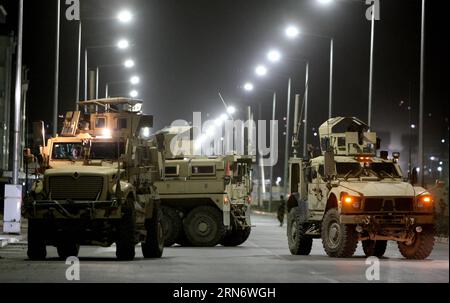 (150808) -- KABUL 8 agosto 2015 -- veicoli militari statunitensi bloccano la strada a seguito di un attacco dei talebani a un complesso straniero a Kabul, Afghanistan, l'8 agosto 2015. Le vittime erano temuti come un'esplosione e il conseguente fuoco d'arma da fuoco scioccato nei pressi dell'aeroporto nella capitale afghana di Kabul venerdì sera, secondo attentato di questa sera, hanno detto fonti e polizia. ) AFGHANISTAN-KABUL-ATTACK AhmadxMassoud PUBLICATIONxNOTxINxCHN 150808 Kabul 8 agosto 2015 VEICOLI militari statunitensi bloccano la strada a seguito dell'attacco dei talebani A Kabul Afghanistan L'8 agosto 2015 si temeva che le vittime fossero un'esplosione di AN Foto Stock