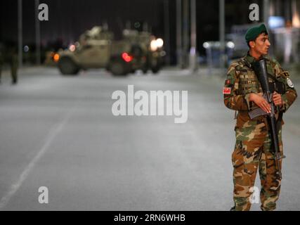 (150808) -- KABUL 8 agosto 2015 -- un soldato dell'esercito afghano è in guardia a seguito di un attacco dei talebani a un complesso straniero a Kabul, Afghanistan, l'8 agosto 2015. Le vittime erano temuti come un'esplosione e il conseguente fuoco d'arma da fuoco scioccato nei pressi dell'aeroporto nella capitale afghana di Kabul venerdì sera, secondo attentato di questa sera, hanno detto fonti e polizia. ) AFGHANISTAN-KABUL-ATTACK AhmadxMassoud PUBLICATIONxNOTxINxCHN 150808 Kabul 8 agosto 2015 al soldato dell'esercito afghano Stars Guard in seguito all'attacco dei talebani A un composto straniero a Kabul in Afghanistan L'8 agosto 2015 le vittime erano temute per l'esplosione e Foto Stock