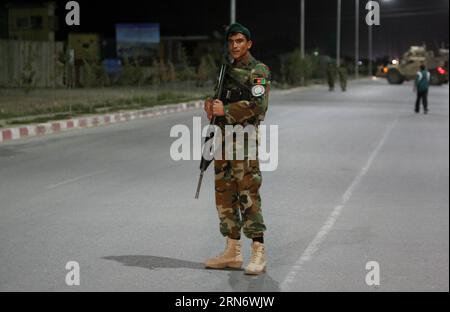 (150808) -- KABUL 8 agosto 2015 -- un soldato dell'esercito afghano è in guardia a seguito di un attacco dei talebani a un complesso straniero a Kabul, Afghanistan, l'8 agosto 2015. Le vittime erano temuti come un'esplosione e il conseguente fuoco d'arma da fuoco scioccato nei pressi dell'aeroporto nella capitale afghana di Kabul venerdì sera, secondo attentato di questa sera, hanno detto fonti e polizia. ) AFGHANISTAN-KABUL-ATTACK AhmadxMassoud PUBLICATIONxNOTxINxCHN 150808 Kabul 8 agosto 2015 al soldato dell'esercito afghano Stars Guard in seguito all'attacco dei talebani A un composto straniero a Kabul in Afghanistan L'8 agosto 2015 le vittime erano temute per l'esplosione e Foto Stock