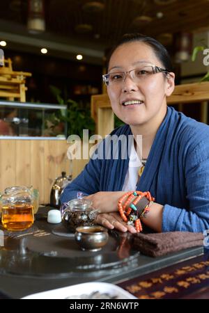 (150808) -- LHASA, - Yu Ya chi si riposa nella sua casa da tè a Lhasa, capitale della regione autonoma del Tibet del sud-ovest della Cina, 7 agosto 2015. Entrando nella casa del tè Yushan Taiwan di Yu Ya chi a Lhasa, la gente potrebbe essere attratta dal suo ambiente tranquillo, dalla decente cerimonia del tè e dal sapore del tè oolong di Taiwan. Provenendo da Taichung, città del sud-est della Cina, Yu Ya chi è a Lhasa da 12 anni. È in grado di parlare fluentemente la lingua tibetana e conoscere pienamente la cultura buddista. Yu prega anche al Palazzo Potala con i residenti tibetani locali e legge libri tibetani e buddisti come un vero tibetano Foto Stock