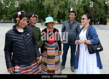 (150808) -- LHASA, - Yu Ya chi (R) comunica con i residenti tibetani a Lhasa, capitale della regione autonoma del Tibet del sud-ovest della Cina, 7 agosto 2015. Entrando nella casa del tè Yushan Taiwan di Yu Ya chi a Lhasa, la gente potrebbe essere attratta dal suo ambiente tranquillo, dalla decente cerimonia del tè e dal sapore del tè oolong di Taiwan. Provenendo da Taichung, città del sud-est della Cina, Yu Ya chi è a Lhasa da 12 anni. È in grado di parlare fluentemente la lingua tibetana e conoscere pienamente la cultura buddista. Yu prega anche al Palazzo Potala con i residenti tibetani locali e legge libri tibetani e buddisti come Foto Stock