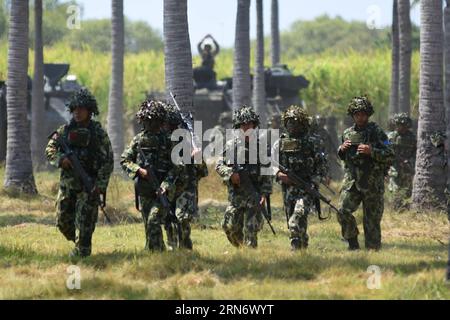 (150808) -- SITUBONDO, 8 agosto 2015 -- i membri del corpo dei Marines indonesiani partecipano all'esercizio 2015 Cooperation afloat Readiness and Training (KARAT) con il corpo dei Marines degli Stati Uniti (USMC) a Situbondo, Giava Orientale, Indonesia, 8 agosto 2015. ) INDONESIA-SITUBONDO-MILITARY TRAINING Widjono PUBLICATIONxNOTxINxCHN 150808 Aug 8 2015 i membri del corpo della marina indonesiana partecipano all'ESERCITAZIONE DI cooperazione a galla nel 2015 con l'USMC del corpo della Marina degli Stati Uniti a Giava orientale Indonesia Aug 8 2015 Indonesia Military Training PUBLICATIONxNOTxINxCHN Foto Stock