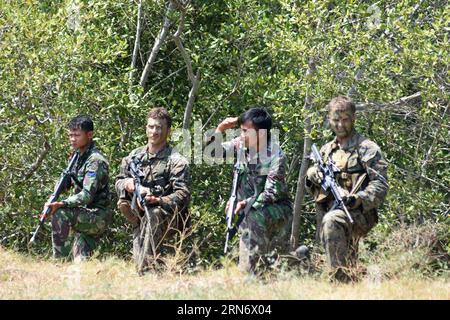 (150808) -- SITUBONDO, 8 agosto 2015 -- i membri del corpo dei Marines indonesiano e le loro controparti del corpo dei Marines degli Stati Uniti (USMC) partecipano all'esercitazione di preparazione e addestramento della cooperazione afloat (KARAT) del 2015 a Situbondo, Giava orientale, Indonesia, 8 agosto 2015. ) INDONESIA-SITUBONDO-MILITARY TRAINING Widjono PUBLICATIONxNOTxINxCHN 150808 Aug 8 2015 i membri del corpo della Marina indonesiana e le loro controparti del corpo della Marina degli Stati Uniti USMC partecipano all'ESERCITAZIONE DI preparazione e addestramento del Carat DI cooperazione del 2015 a Giava orientale Indonesia Aug 8 2015 Indonesia Military Training PUBLICATIONXNOTxINXCHN Foto Stock