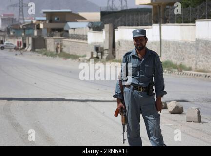 (150808) -- KABUL, 8 agosto 2015 -- un soldato afghano è di guardia fuori da un complesso straniero a Kabul, Afghanistan, 8 agosto 2015. L'attacco a una base della missione Resolute Support (RS) guidata dalla NATO a Kabul venerdì sera ha lasciato nove persone, tra cui un membro del servizio RS morto, ha detto una dichiarazione dell'alleanza rilasciata sabato. ) AFGHANISTAN-KABUL-ATTACK AhmadxMassoud PUBLICATIONxNOTxINxCHN 150808 Kabul 8 agosto 2015 a un soldato afghano si trova a guardia di un composto straniero a Kabul Afghanistan 8 agosto 2015 l'attacco A una base della NATO LED Resolute Support RS Mission a Kabul IL venerdì sera ha lasciato Nin Foto Stock