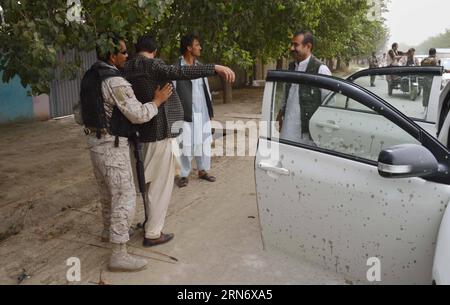 (150809) -- KUNDUZ, 9 agosto 2015 -- Un soldato perquisisce un uomo in un posto di blocco nella provincia di Kunduz, Afghanistan settentrionale, 9 agosto 2015. Circa 22 persone sono state uccise in un attentato suicida in auto a Kunduz sabato tardi. ) AFGHANISTAN-KUNDUZ-UNREST Ajmal PUBLICATIONxNOTxINxCHN 150809 Kunduz 9 agosto 2015 un soldato cerca un uomo IN un Checkpoint nella provincia di Kunduz Afghanistan settentrionale 9 agosto 2015 circa 22 celebrità sono state UCCISE in un attentato con auto suicida a Kunduz sabato tardi Afghanistan Kunduz Unrest Ajmal PUBLICATIONxTxINxCHN Foto Stock