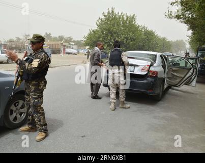 (150809) -- KUNDUZ, 9 agosto 2015 -- Un soldato perquisisce un veicolo in un posto di blocco nella provincia di Kunduz, Afghanistan settentrionale, 9 agosto 2015. Circa 22 persone sono state uccise in un attentato suicida in auto a Kunduz sabato tardi. ) AFGHANISTAN-KUNDUZ-UNREST Ajmal PUBLICATIONxNOTxINxCHN 150809 Kunduz 9 agosto 2015 un soldato perquisisce un veicolo IN un Checkpoint nella provincia di Kunduz Afghanistan settentrionale 9 agosto 2015 circa 22 celebrità sono state UCCISE in un attentato con auto suicida a Kunduz sabato tardi Afghanistan Kunduz Unrest Ajmal PUBLICATIONxTxINxCHN Foto Stock