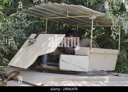 (150809) -- KUNDUZ, 9 agosto 2015 -- un soldato dell'esercito afghano tiene d'occhio con una mitragliatrice su un veicolo militare durante una pattuglia nella provincia di Kunduz, Afghanistan settentrionale, 9 agosto 2015. Circa 36 militanti sono stati uccisi nelle operazioni dell'esercito afghano nelle ultime 24 ore, ha detto domenica il Ministero della difesa del paese. )(azp) AFGHANISTAN-KUNDUZ-ARMY-PATTUGLIA Ajmal PUBLICATIONxNOTxINxCHN 150809 Kunduz 9 agosto 2015 al soldato dell'esercito afgano TIENE d'occhio con una mitragliatrice SU un veicolo militare durante una pattuglia nella provincia di Kunduz nell'Afghanistan settentrionale 9 agosto 2015 circa 36 militanti sono stati UCCISI nell'Afghanistan A. Foto Stock