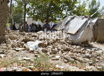 (150809) -- KUNDUZ, 9 agosto 2015 -- persone si riuniscono nel sito dell'attentato suicida in auto nella provincia di Kunduz, nell'Afghanistan settentrionale, 9 agosto 2015. Circa 22 persone sono state uccise in un attentato suicida in auto nella provincia di Kunduz dell'Afghanistan settentrionale, sabato scorso, ha detto un funzionario domenica. )(azp) AFGHANISTAN-KUNDUZ-ARMY-PATTUGLIA Ajmal PUBLICATIONxNOTxINxCHN 150809 Kunduz 9 agosto 2015 celebrità si riuniscono PRESSO il sito dell'attentato automobilistico suicida nella provincia di Kunduz nell'Afghanistan settentrionale 9 agosto 2015 circa 22 celebrità sono state UCCISE in un attentato automobilistico suicida nella provincia di Kunduz dell'Afghanistan settentrionale in ritardo Foto Stock