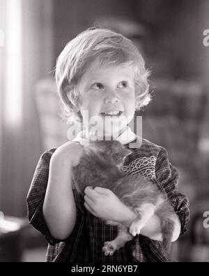 1960s SWEET LITTLE GIRL LOOKING UP OFF CAMERA HOLDING A SMALL KITTEN - c10368 HAR001 HARS B&W KITTENS DREAMS HAPPINESS MAMMALS ANIMAL BABIES CHEERFUL FELINE BABY ANIMALS SMILES JOYFUL FELINES PANORAMIC PLEASANT WIDE-EYED AGREEABLE CHARMING GROWTH JUVENILES KITTY LOOKING UP LOVABLE MAMMAL PLEASING ADORABLE APPEALING BIG EYES BLACK AND WHITE CAUCASIAN ETHNICITY HAR001 OLD FASHIONED Stock Photo