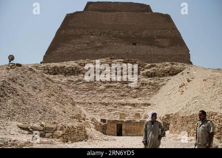 Una guida egiziana e un poliziotto si trovano all'esterno della piramide Meidum nel Governatorato di beni Suef, a circa 100 chilometri a sud del Cairo, in Egitto, il 10 agosto 2015. Si pensa che la piramide di Meidum sia stata costruita dal faraone Sneferu, che continuò il lavoro di suo padre Huni circa 4.600 anni fa. EGYPT-BENI SUEF-MEIDUM PYRAMID PanxChaoyue PUBLICATIONxNOTxINxCHN to Egyptian Guide e un poliziotto si trovano all'esterno della Meidum Pyramid nel Governatorato di beni Suef a circa 100 chilometri a sud del Cairo Egitto IL 10 agosto 2015 si pensa che la Meidum Pyramid sia stata costruita dal faraone Sneferu che ha continuato IL lavoro Di padre Huni Foto Stock