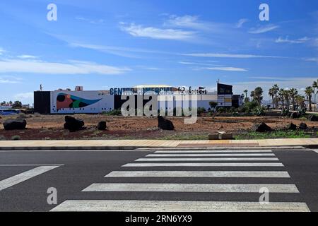 Centro commerciale Rubicon - centro commerciale Rubicon Marina - Shap and Fun, Lanzarote, Isole Canarie con attraversamento pedonale. Foto Stock