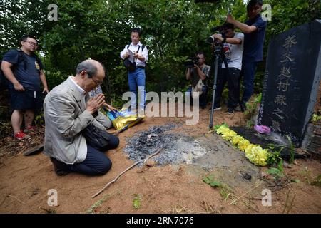 MUDANJIANG, 11 agosto 2015 -- 73 Yohachi Nakajima, un orfano di guerra rimasto in Cina dopo la seconda guerra mondiale, è in lutto davanti alla tomba dei suoi genitori adottivi nella città di Mudanjiang, nella provincia di Heilongjiang, nel nord-est della Cina, 11 agosto 2015. Nakajima si recò nella provincia di Heilongjiang nel nord-est della Cina nel 1942 con la sua famiglia come membri del gruppo di coloni giapponesi quando era solo un bambino di un anno. Ma nel 1945, quando il Giappone militarista si arrese alla fine della seconda guerra mondiale, fu lasciato solo in Cina. Una contadina cinese locale adottò Nakajima, una bambina dell'ex nemico. Ha curato Th Foto Stock