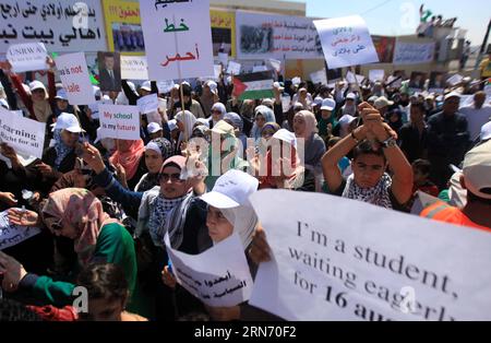 (150812) -- AMMAN, 12 agosto 2015 -- palestinesi gridano slogan e tengono cartelli contro l'Agenzia delle Nazioni Unite per il soccorso e l'occupazione (UNRWA) nel campo profughi palestinese di al Wehdat ad Amman, Giordania, 12 agosto 2015. Migliaia di studenti, insegnanti e lavoratori palestinesi hanno protestato contro la riduzione dei servizi ai rifugiati palestinesi in Giordania. ) (Zjy) GIORDANIA-AMMAN-PALESTINESE RIFUGIATO MohammadxAbuxGhosh PUBLICATIONxNOTxINxCHN 150812 Amman 12 agosto 2015 PALESTINESI gridano slogan e tengono cartelli contro l'Agenzia delle Nazioni Unite per il soccorso e l'occupazione (UNRWA) nel campo dei rifugiati PALESTINESI di Amman J. Foto Stock